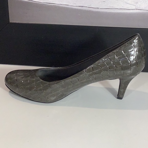 Comfort Plus By Predictions Gray Patent Reptile Embossed Comfort Pump Heel Sz 10 - Picture 3 of 11